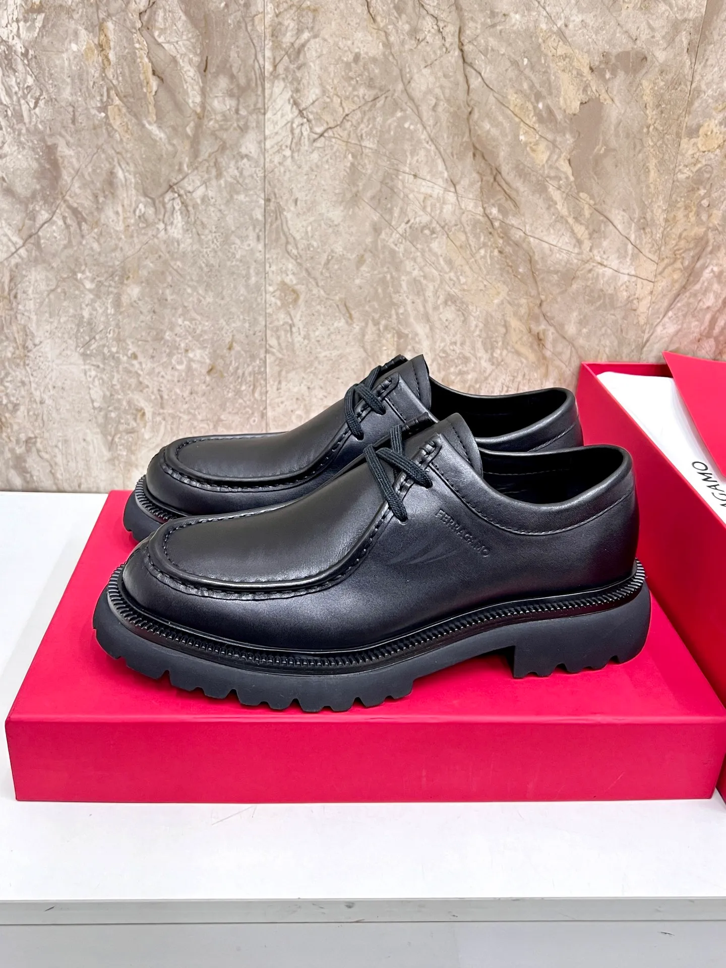 Original quality P780 Brand: Ferragamo Standard code: Men's code 39.40.41.42.43.44 Grade: Same style as the official website High-quality men's shoes Material: Customized first-layer calfskin with water-dyed cowhide lining Cowhide tiptoe Original non-slip and wear-resistant rubber outsole Style category: Men's formal business leather shoes are young and fashionable European and American trends British style Casual matching Comfortable feet Color: actual picture